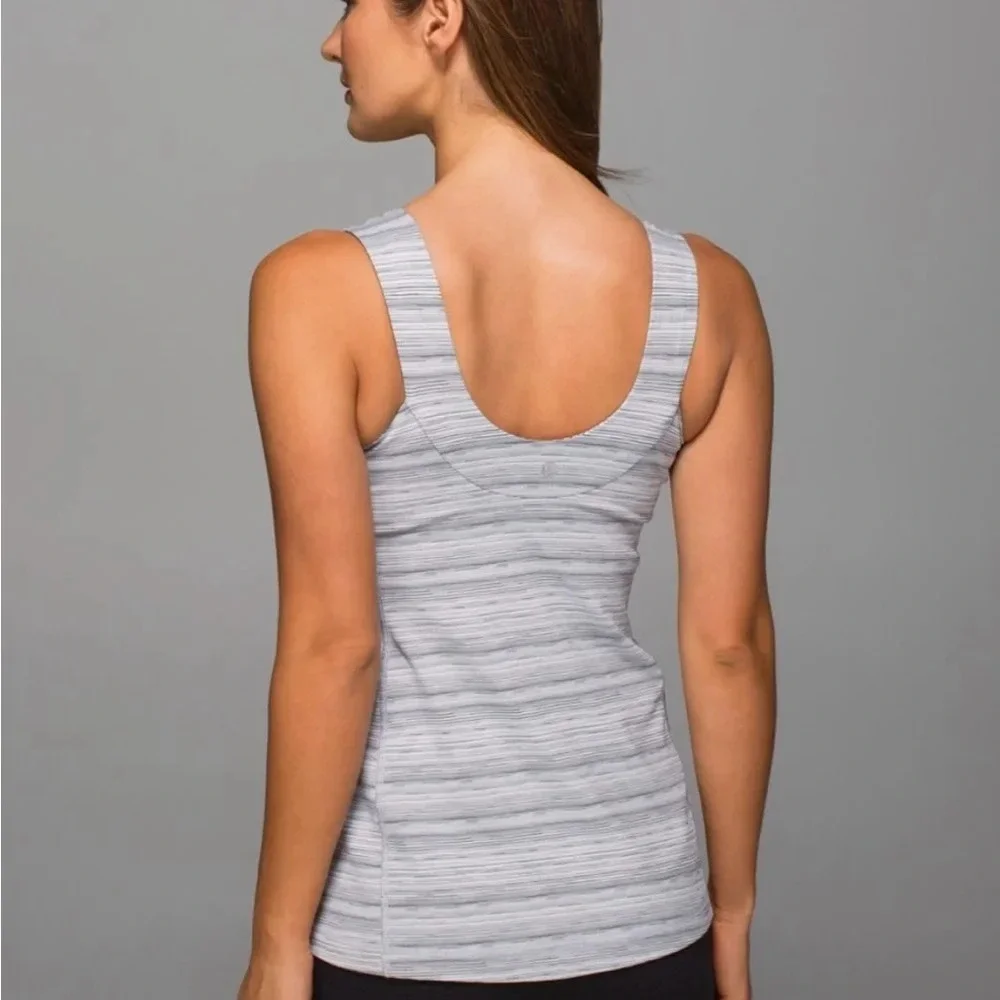 Lululemon Scoop Back Tank in Cyber Stripe White Silver Fox. Size 6